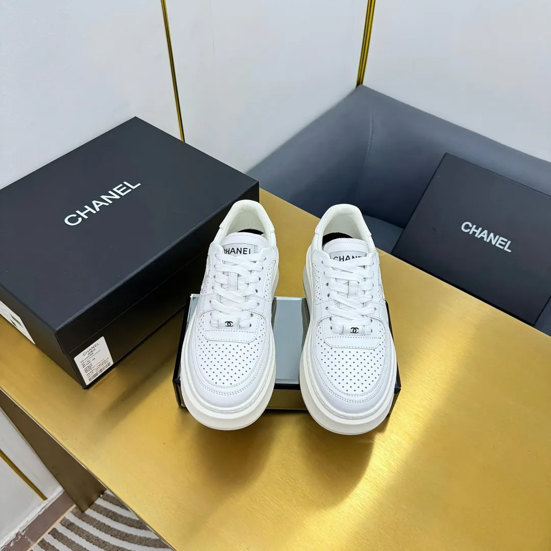 👟👟Ex-factory price 600👟👟 Upgraded version, upgraded version, upgraded version! No rebuttal accepted! ! ! ! Chanel Chanel panda shoes! 2025 counter's top casual sports shoes. This classic design; the upper is electro-embroidered with a variety of techniques; the outsole is fashionable and sporty; the unusual inclusion of a variety of color matching elements... The diversified mix and match is very good-looking and versatile, and can be used for leisure, fashion, sports, and outdoor... ꫛꫀꪝ Go➫ Materials: ❶Upper made of: original imported first-layer silk cowhide + original waterproof cloth + original first-layer cowhide ❷Inner lining: Original Yangli+Net ❸Outsole based on: Original TPU combination outsole Counter boutique packaging complete set for women 35–41 👉 👉